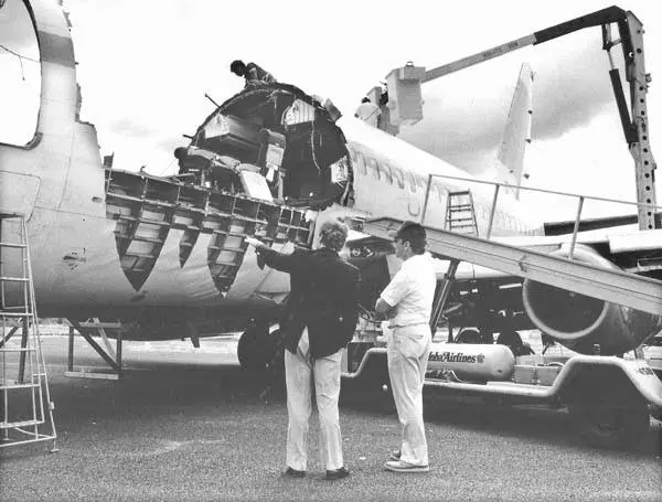 Aloha_Airlines_Flight_243_after_accident