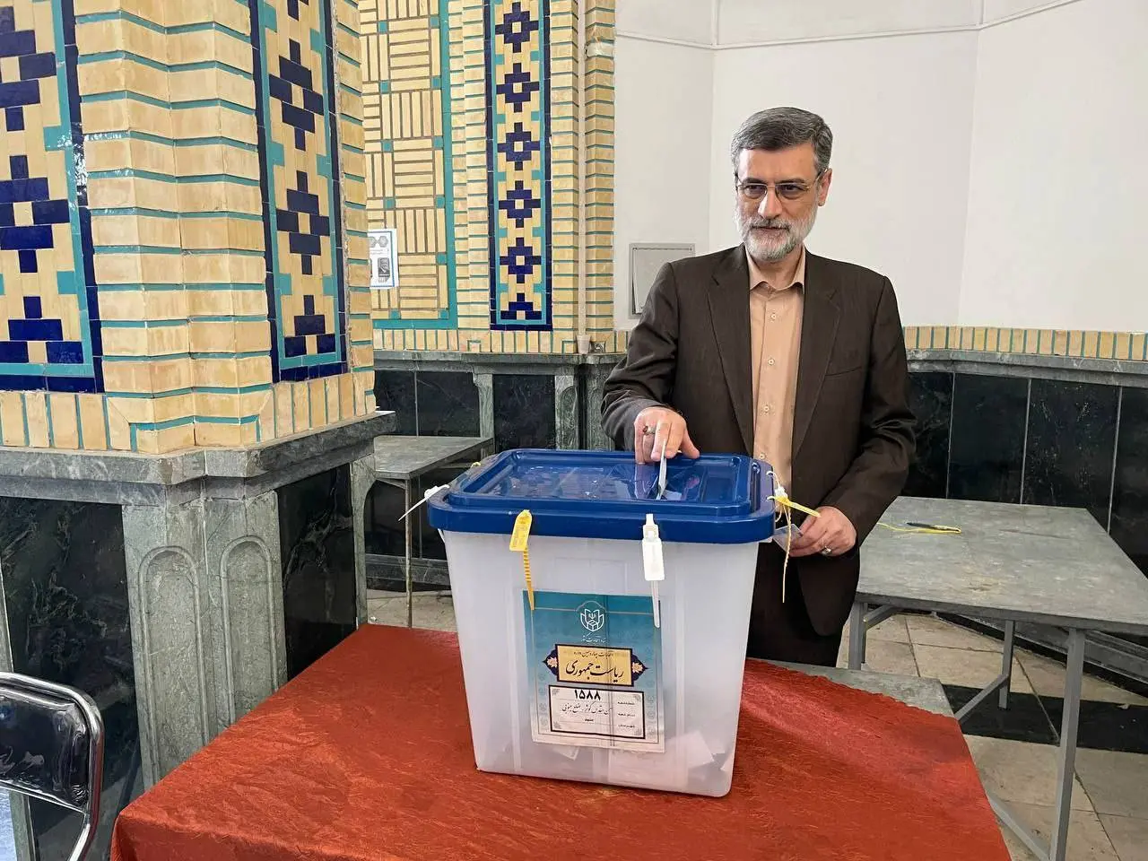 قاضی‌زاده هاشمی رای خود را به صندوق انداخت+ عکس