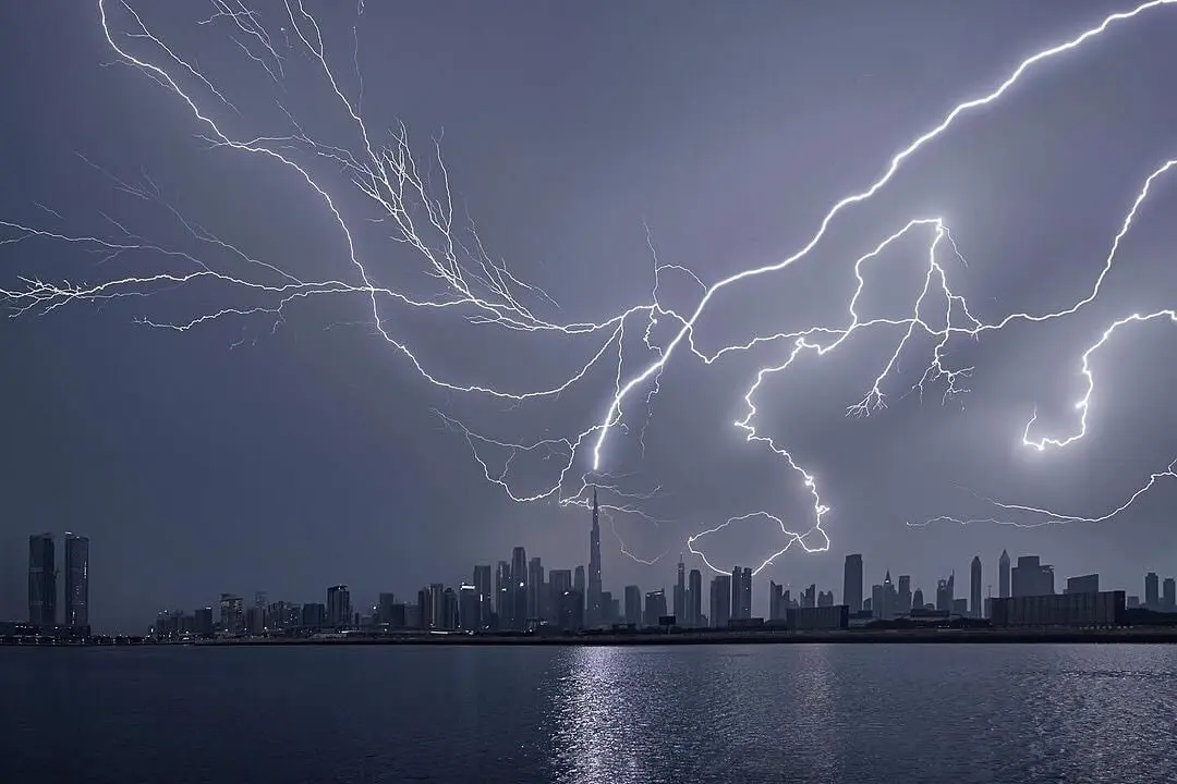 صحنه ای فوق‌العاده از وقوع رعد و برق در دبی+ عکس