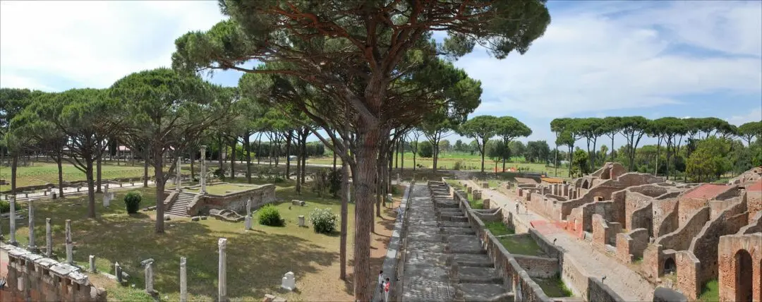 La_place_des_corporations_Ostia_Antica_5900530118-1-1080x428