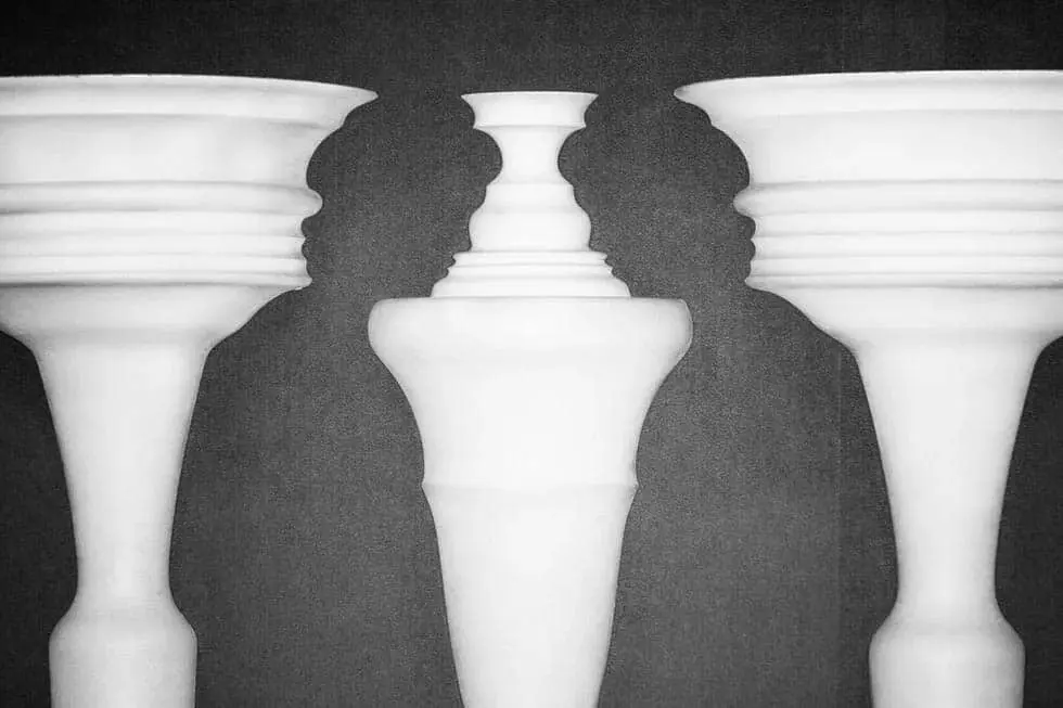 Optical-Illusion-Human-Beings-Pillars