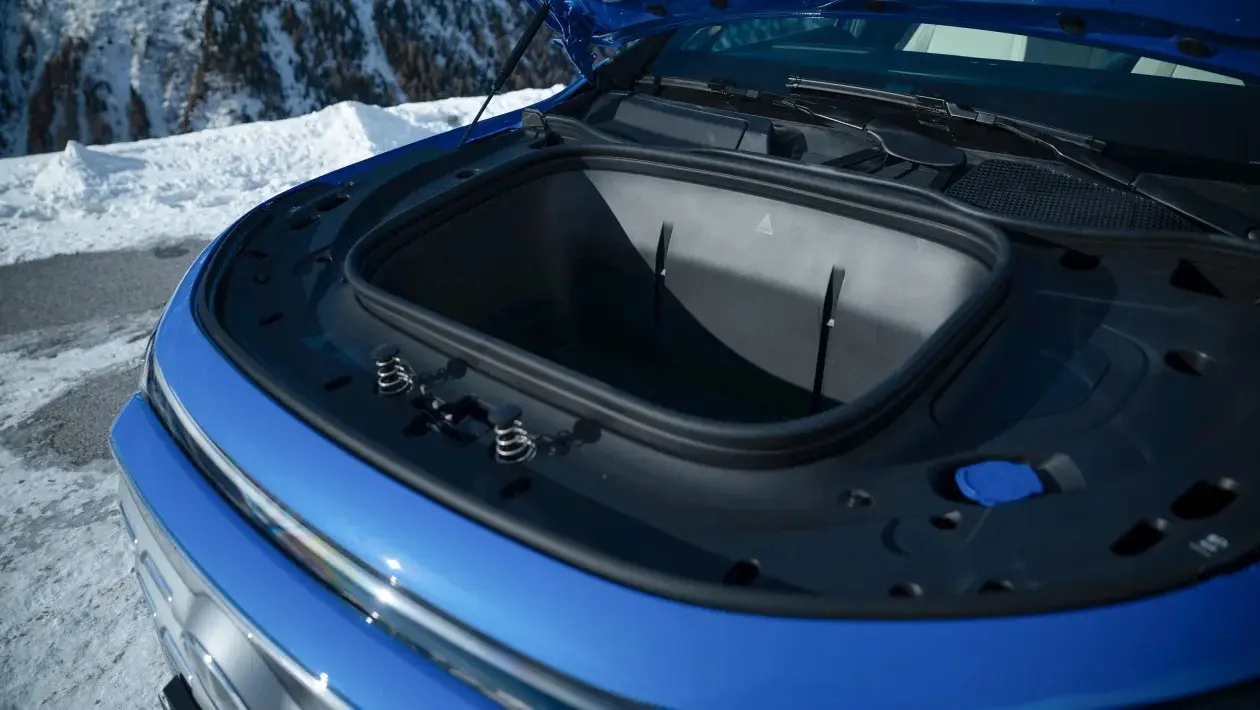 Mercedes-GLB-2025-20_11zon