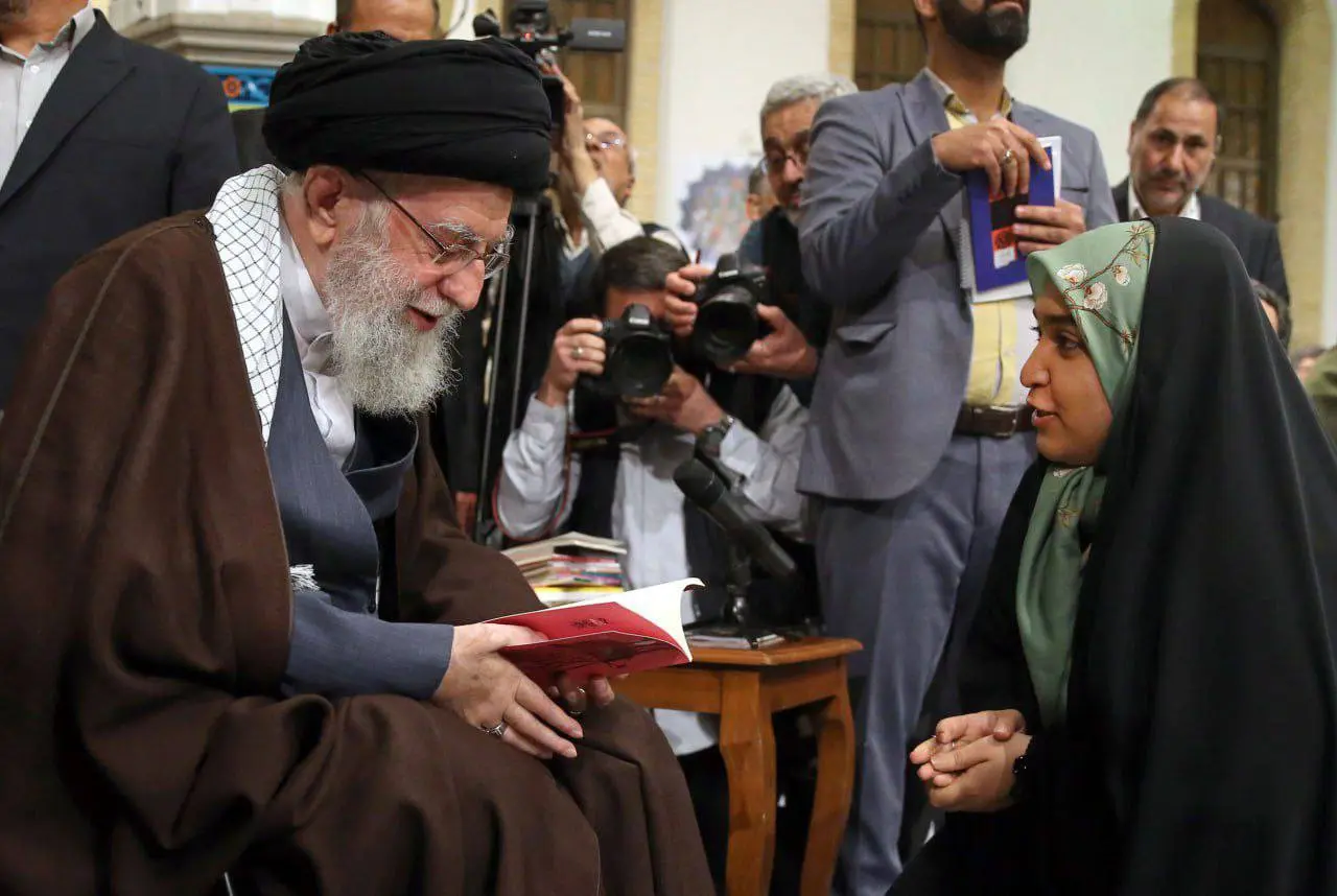 دیدار صمیمانه شاعران و اهالی فرهنگ و ادب با رهبر انقلاب اسلامی