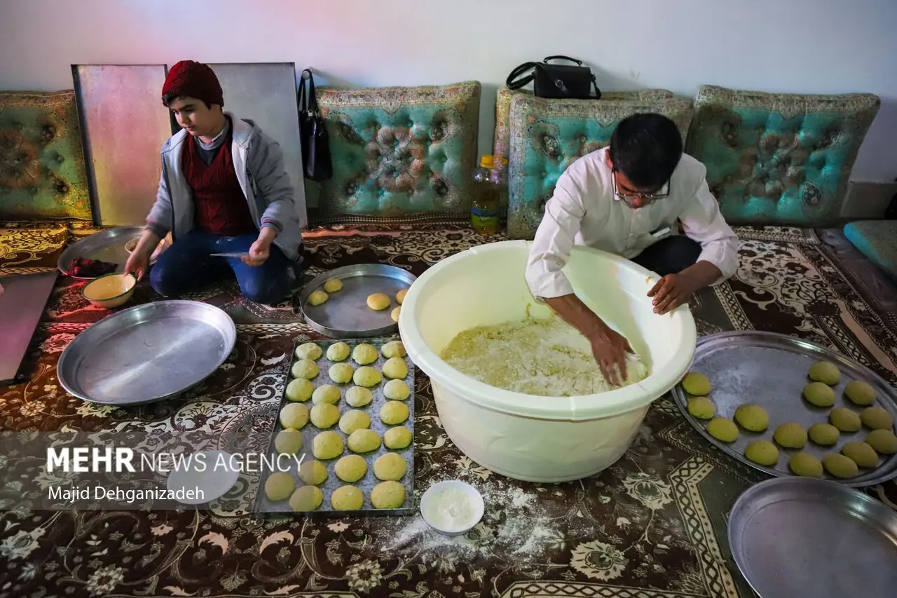پخت نان سنتی «لتیرُگ» در اردکان یزد