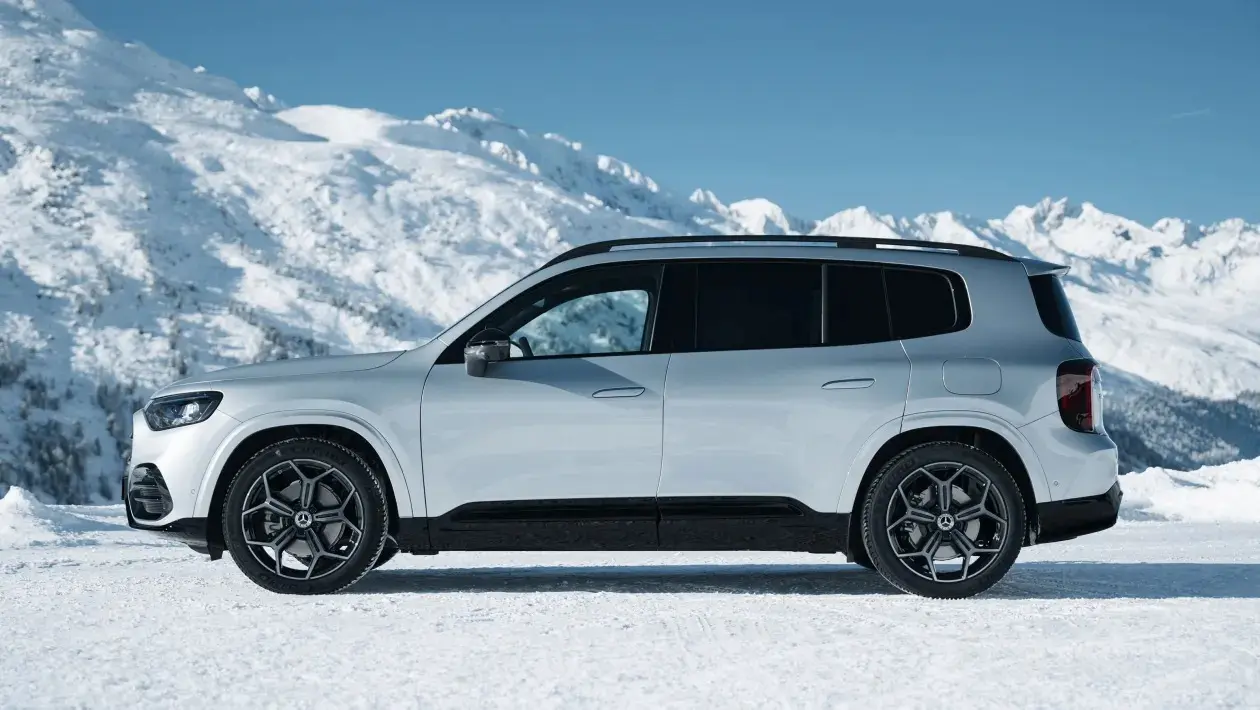 Mercedes-GLB-2025-23_11zon