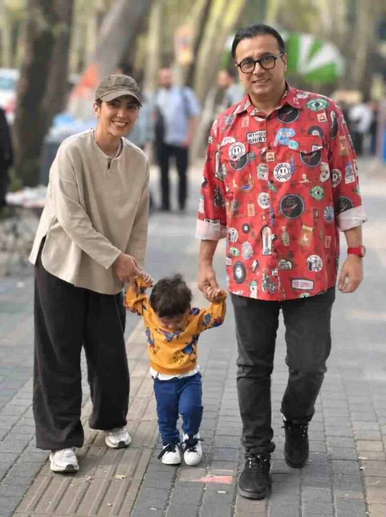 sepand-amirsolaimani-mona-karami-family-photo-768x1028