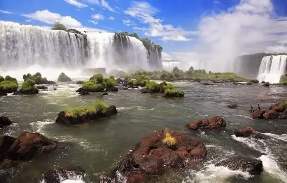 South-America-Argentina-Brazil-Iguazu-Falls-shutterstock_100846924