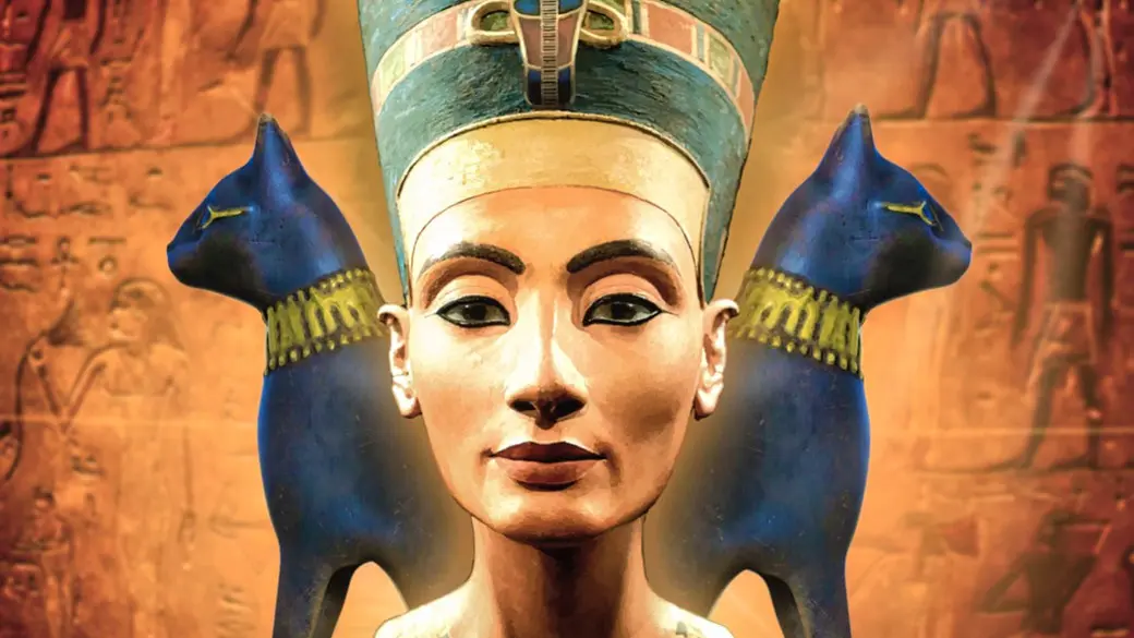 statue-of-nefertiti-with-cats