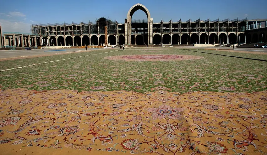 largest-rug-in-the-world-on-display-tehran-iran-nazmiyal