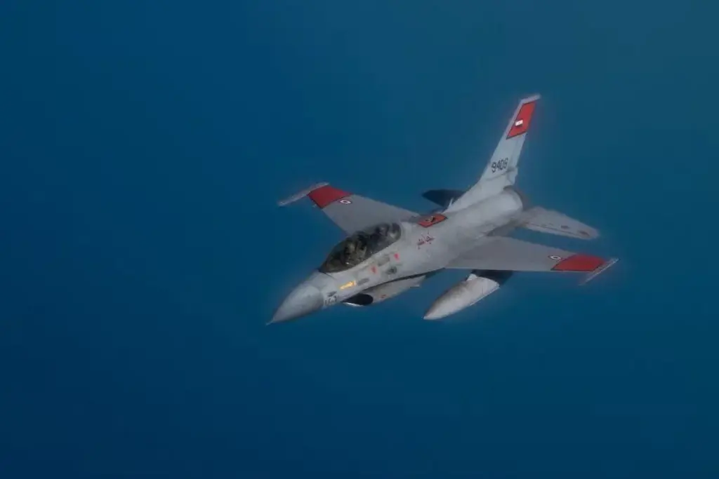 an-egyptian-f-16-fighting-falcon-departs-after-refueling-from-a-usaf-kc-135-stratotanker-1024x683_11zon