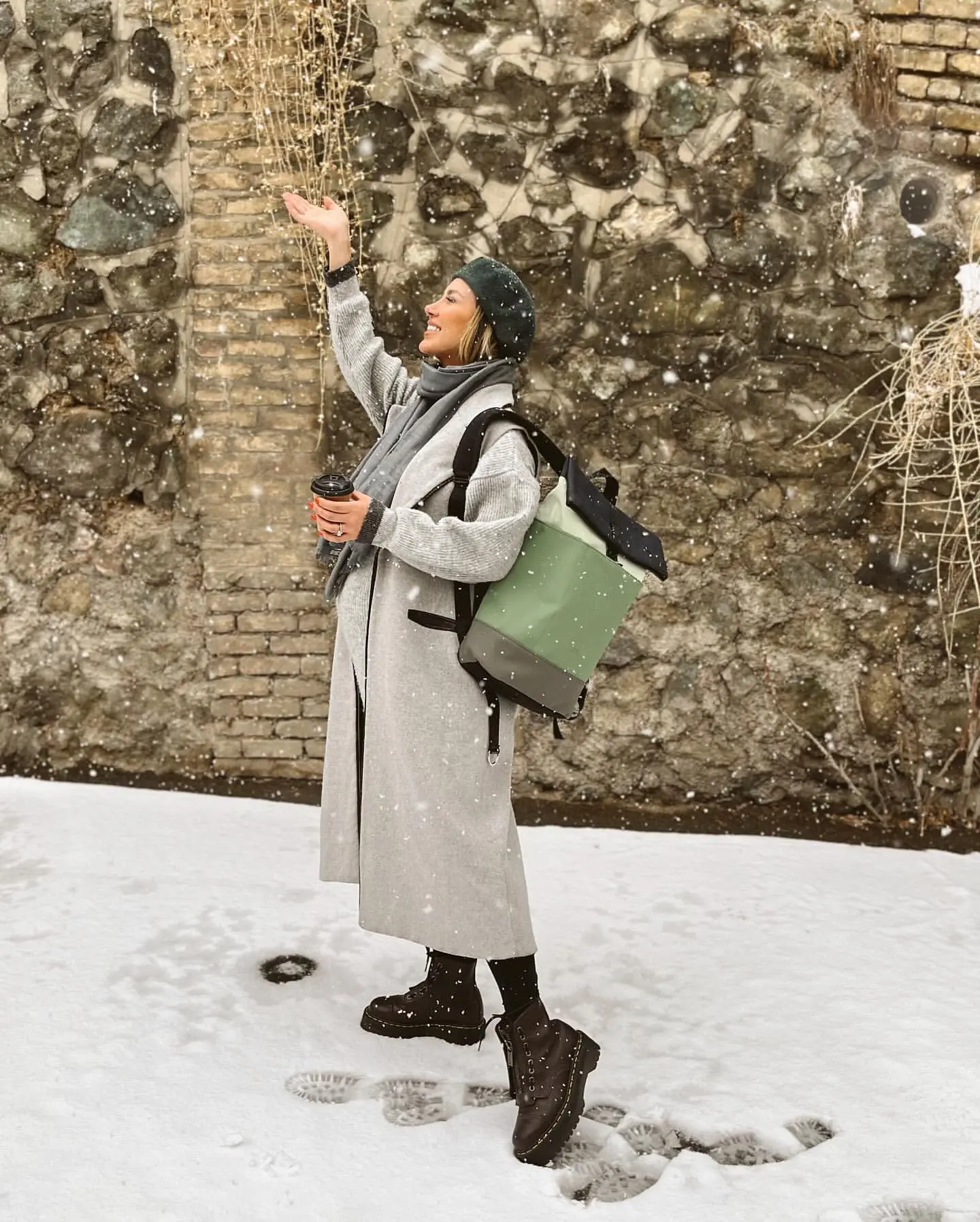 استایل تماشایی همسر باردار «بهرام رادان» در میان برف+ عکس