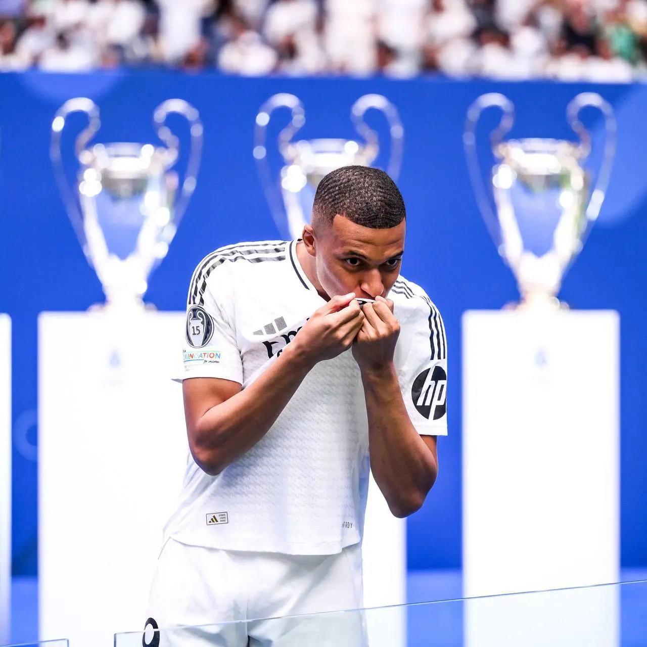 امباپه و همسرش در استخر