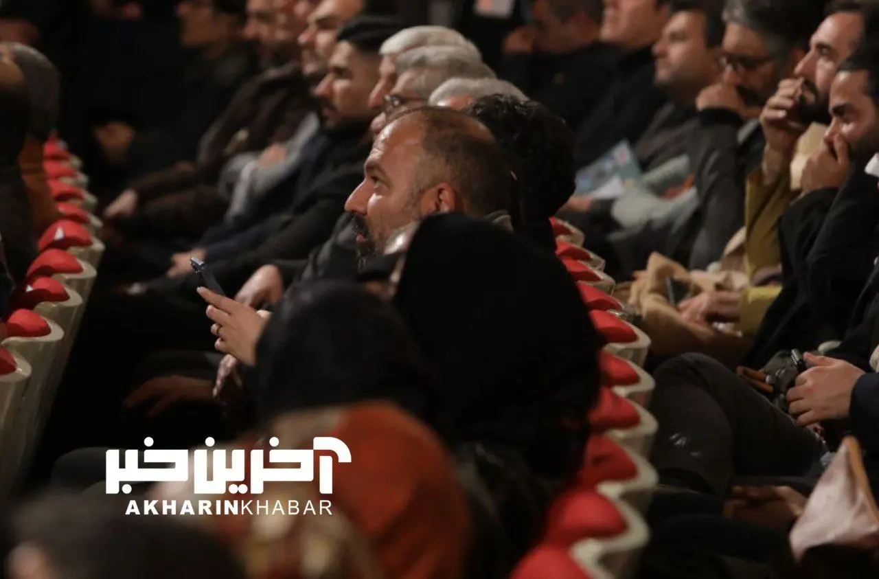 خانم بازیگر معروف در کنار علی اوجی در مراسم افتتاحیه جشنواره فیلم فجر