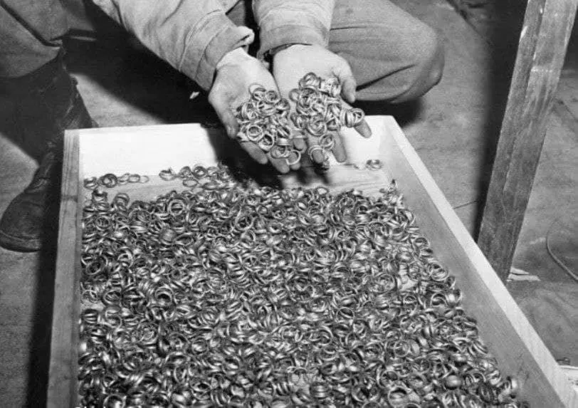 تصویری دردناک از حلقه های ازدواج سربازان کشته شده در جنگ جهانی دوم
