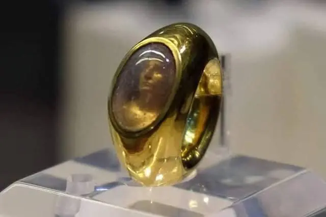 a-haunting-roman-ring-made-of-gold-and-quartz-depicting-v0-1sek739lx78b1