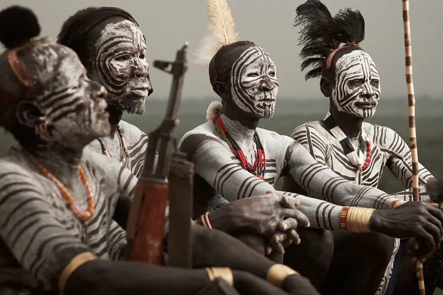 the-karo-tribe-maintaining-a-500-year-old-body-paint-tradition-900x600 (1)