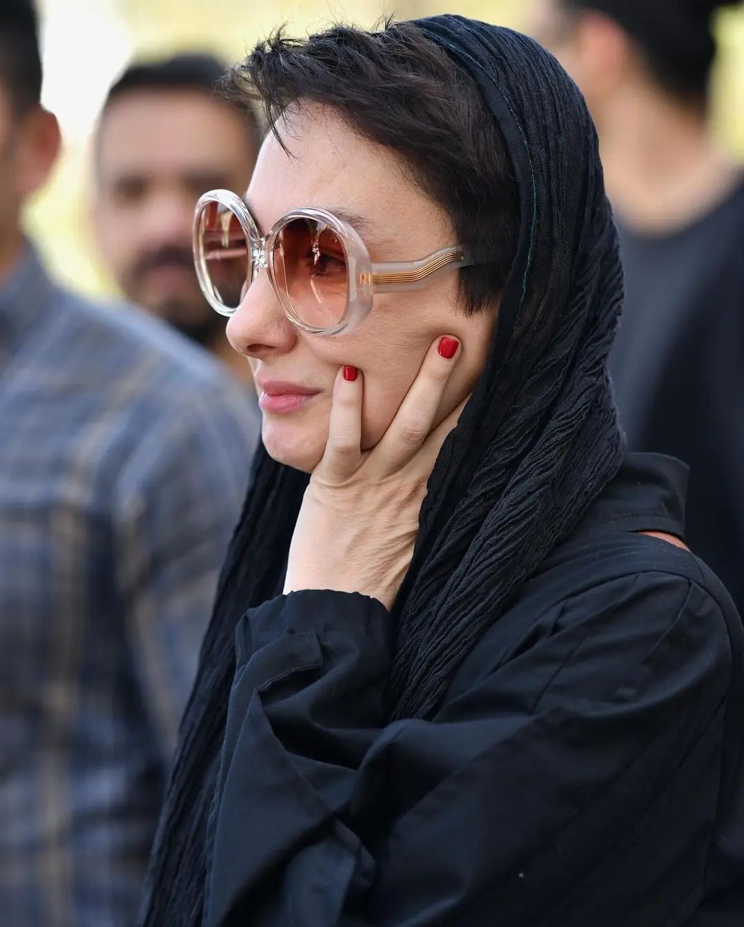 استایل هانیه توسلی در مراسم ختم رضا داوودنژاد با عینکی عجیب و غریب!+ عکس