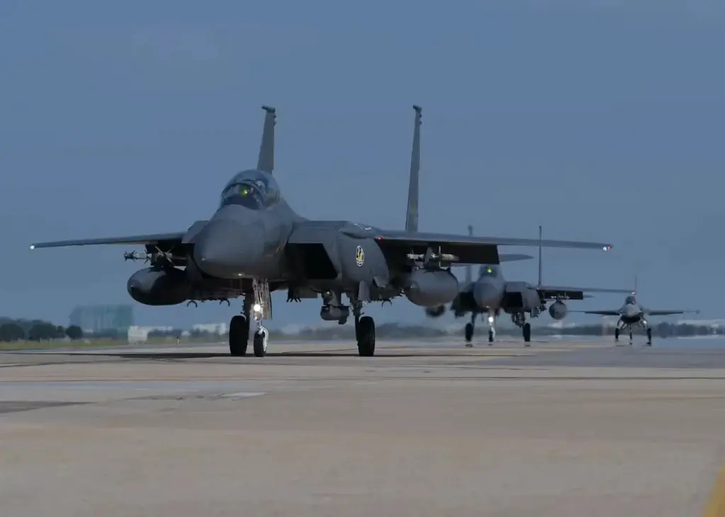 two-republic-of-korea-air-force-f-15k-slam-eagles-assigned-to-the-110th-fighter-squadron-1024x731_11zon