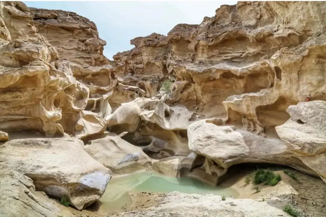 هنر طبیعت در قشم؛ تنگه چاکاویر و سنگ‌نگاره‌های باد و آب