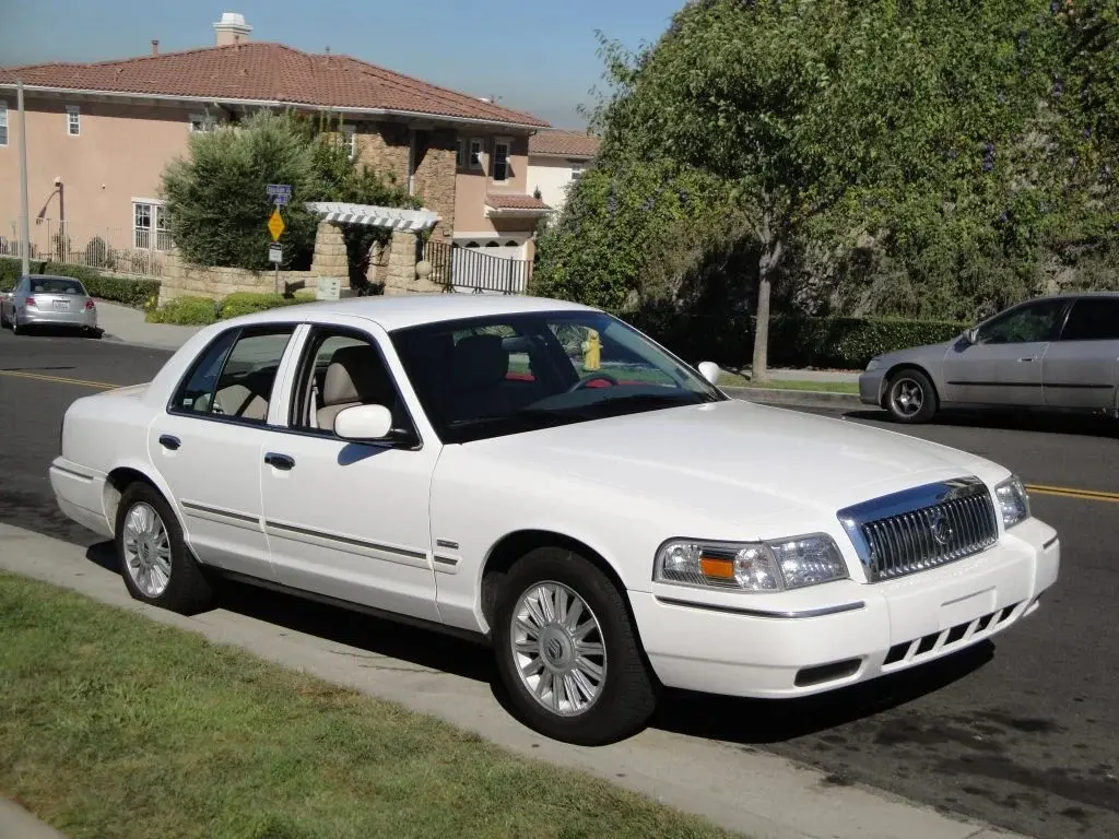 2011_Mercury_Grand_Marquis_6255947466-1024x768.jpg_11zon