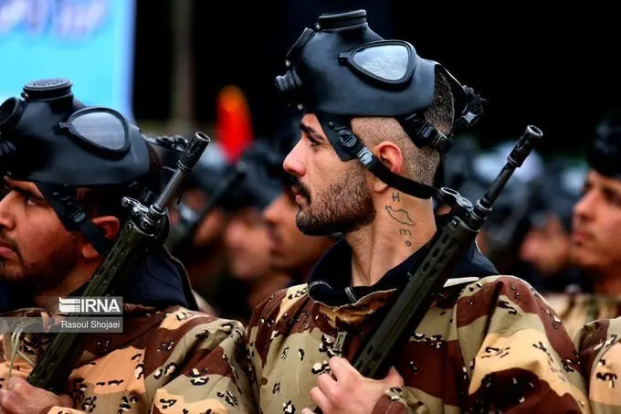 خالکوبی جالب یک سرباز در رژه نیروهای مسلح+ عکس