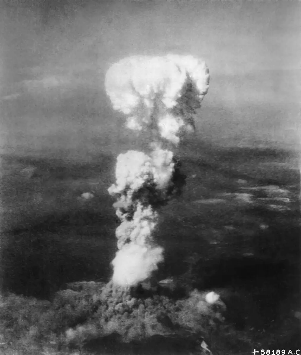 Atomic_cloud_over_Hiroshima_-_NARA_542192_-_Edit (1)