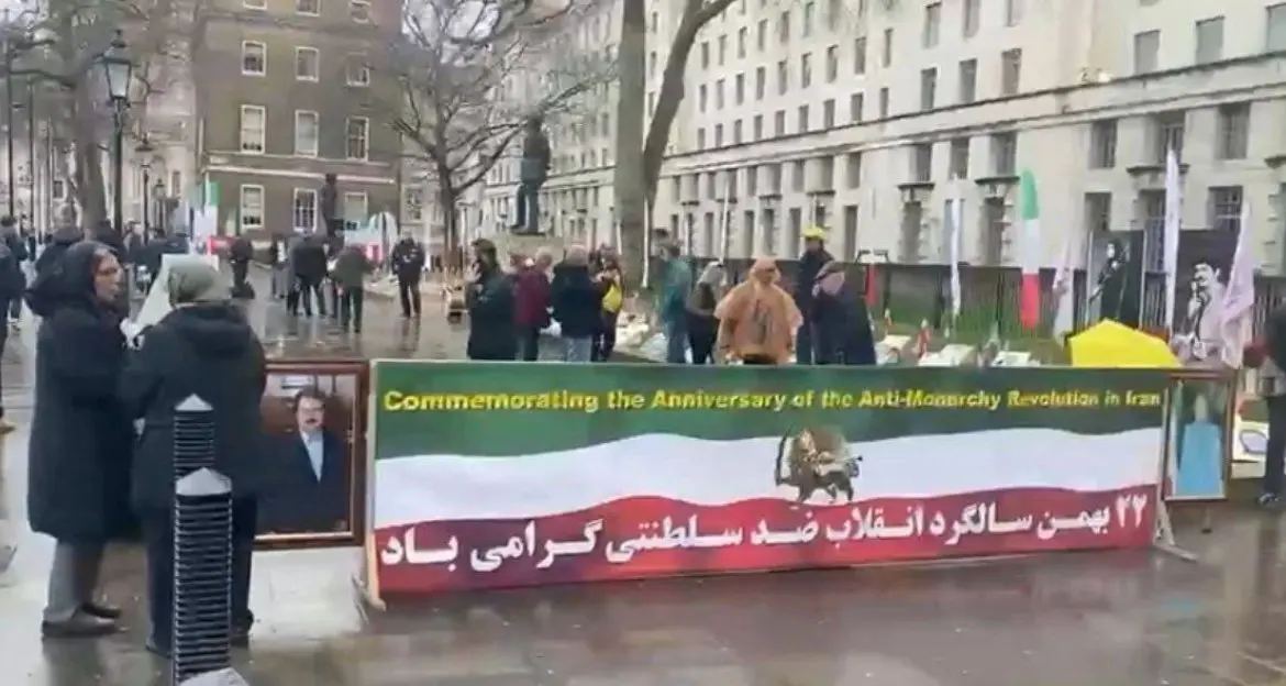 شعار عجیب مجاهدین خلق در راهپیمایی سالروز پیروزی انقلاب اسلامی+ عکس