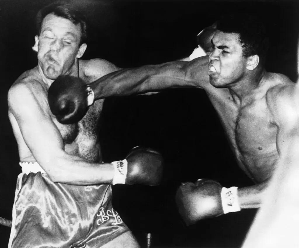 Muhammad_Ali_fights_Brian_London_on_August_6_1966-1024x849 (1)