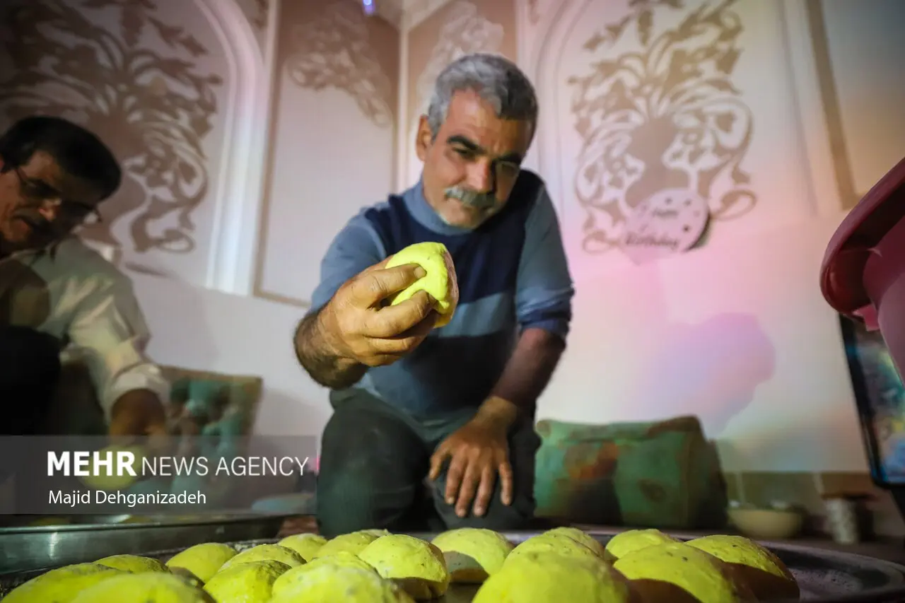 پخت نان سنتی «لتیرُگ» در اردکان یزد