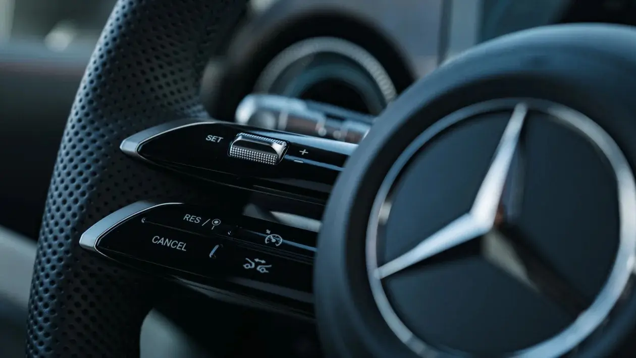 Mercedes-GLB-2025-30_11zon