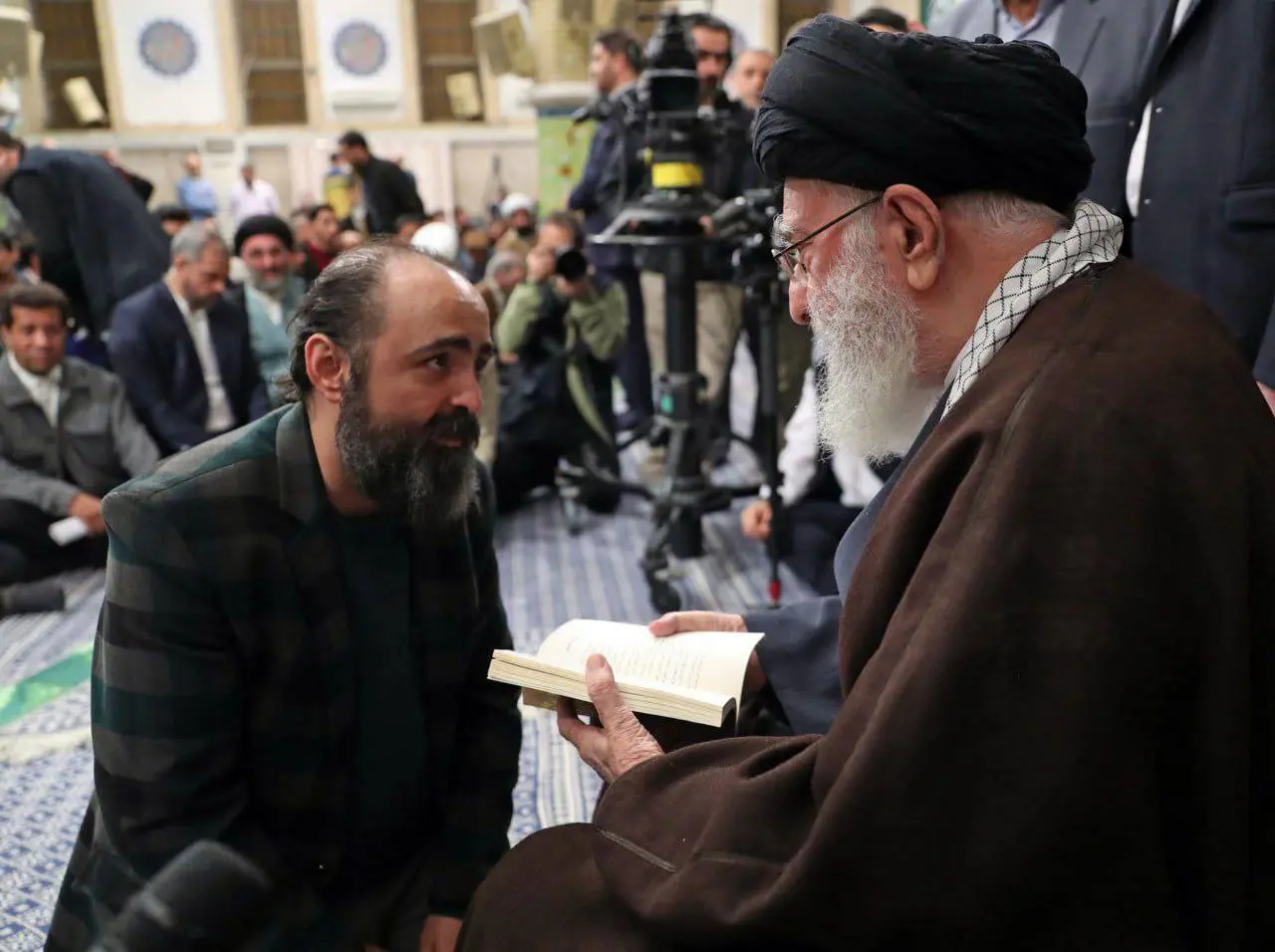 دیدار صمیمانه شاعران و اهالی فرهنگ و ادب با رهبر انقلاب اسلامی