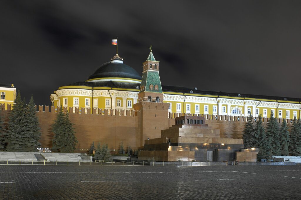 Russia-2007-Moscow-Kremlin_Senate_at_night-1024x680