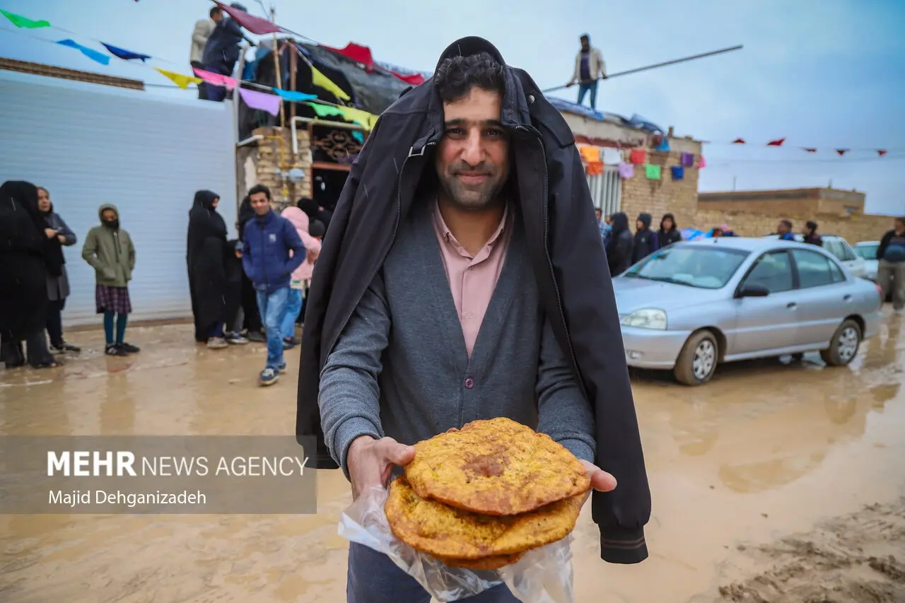 پخت نان سنتی «لتیرُگ» در اردکان یزد