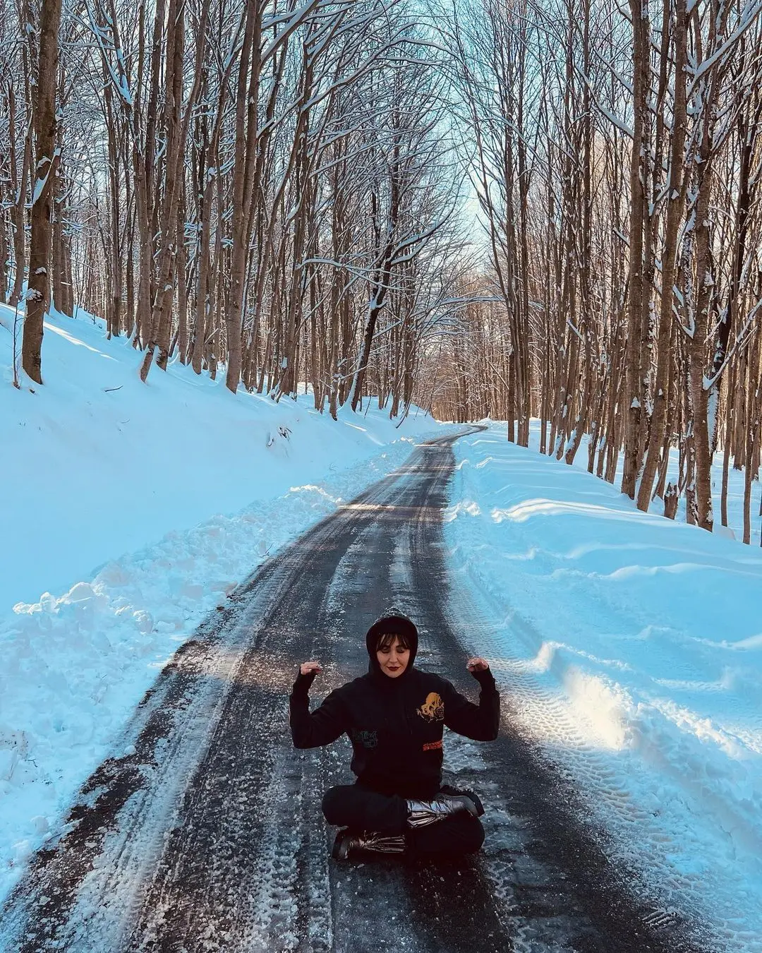 تمرین یوگای مریم معصومی در جاده برفی+ عکس