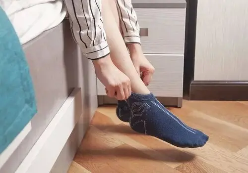 فواید و مضرات علمی خوابیدن با جوراب