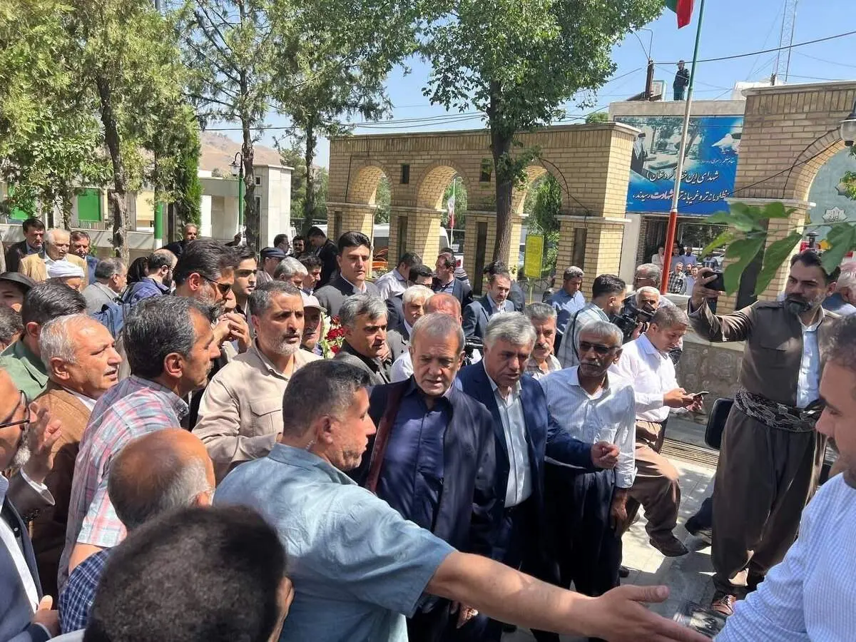 استقبال عجیب از پزشکیان در خرمآباد+فیلم