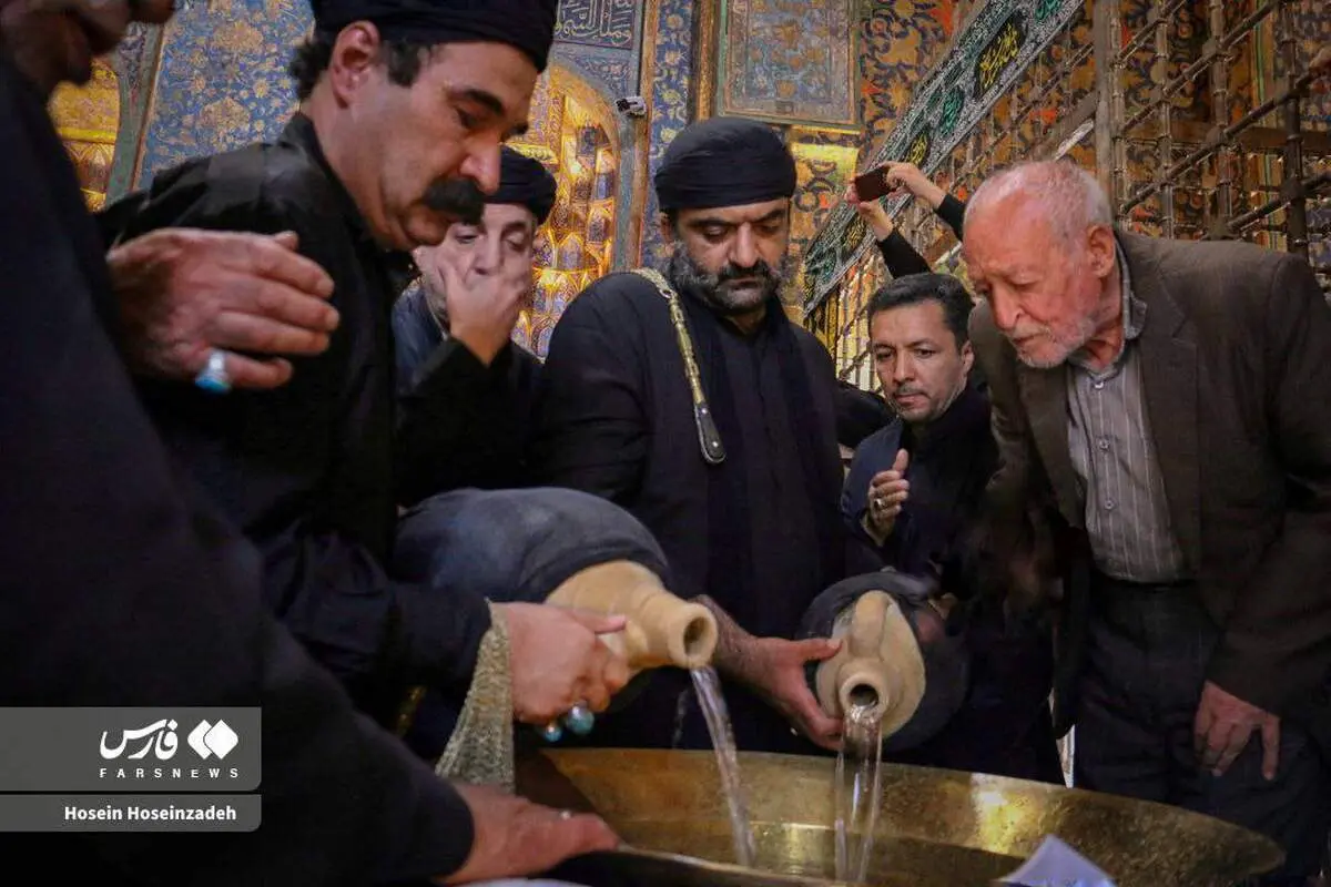 آیین سنتی طشت‌گذاری در بقعهٔ شیخ صفی‌الدین اردبیلی