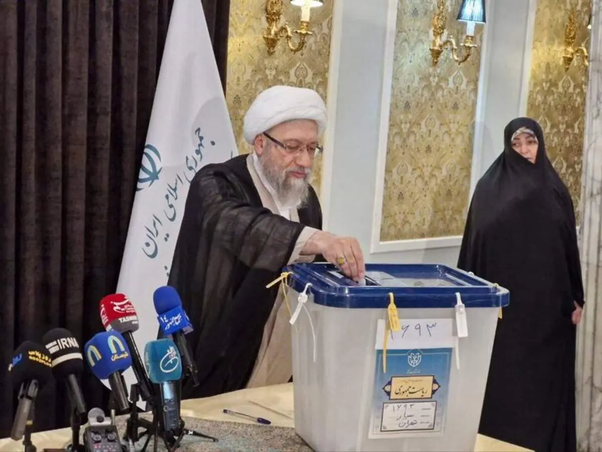 تصویری از حضور آیت الله آملی لاریجانی پای صندوق اخذ رای