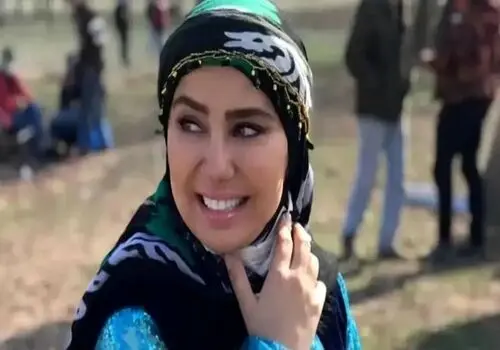 مرجان «نون خ» با یک تیپ شاد و رنگی جلب‌توجه کرد