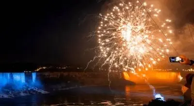 آبشار نیاگارا آبی و نارنجی شد! + تصاویر