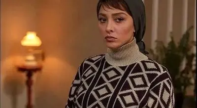 استایل نوستالژیک آناهیتا درگاهی در اکران «طهران ۵۷»؛ سفر به دهه‌ی ۵۰!