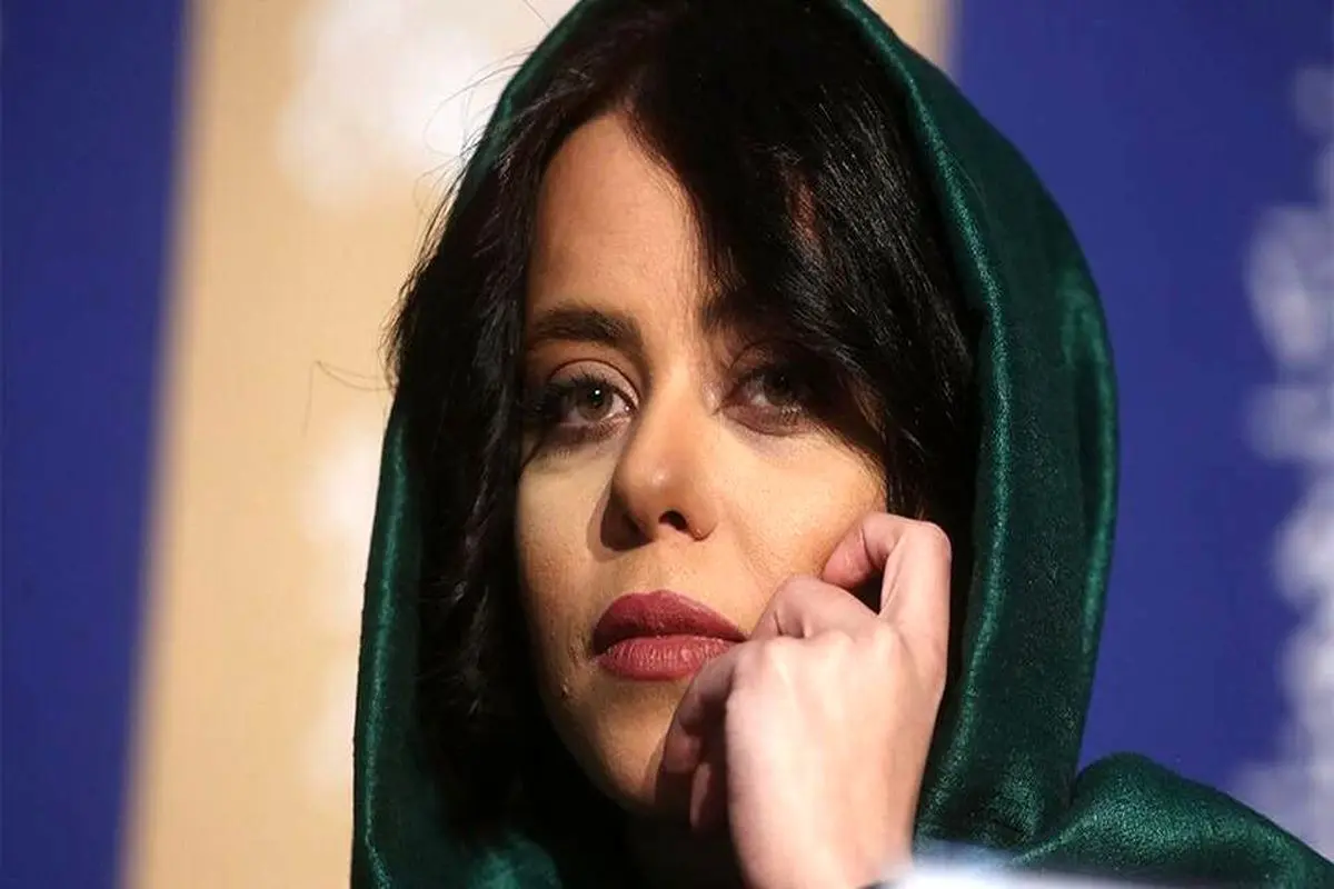 ژست هنری الهام اخوان روی یک صحنه نمایش