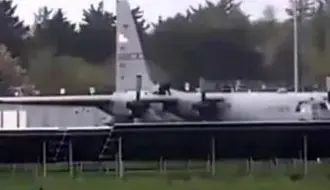 حمله با چکش به هواپیمای نظامی C۱۳۰ آمریکا!/ویدیو 