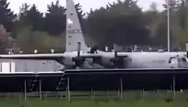 حمله با چکش به هواپیمای نظامی C۱۳۰ آمریکا!/ویدیو 