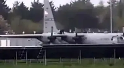 حمله با چکش به هواپیمای نظامی C۱۳۰ آمریکا!/ویدیو 