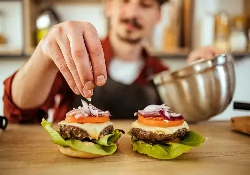 چگونه برگر مکزیکی خانگی درست کنیم؟
