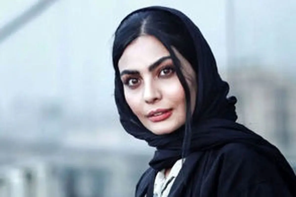عکس تماشاییِ صحرا اسداللهی و رفیق صمیمیاش با چادر گل گلی