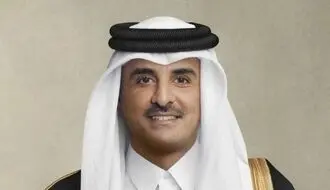 تیپ متفاوت و راحت امیر قطر در کافه ای در پاریس/ویدیو 