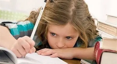 تاثیر هوش مصنوعی در تکالیف دانش‌آموزان کمک کننده یا دشمن یادگیری؟