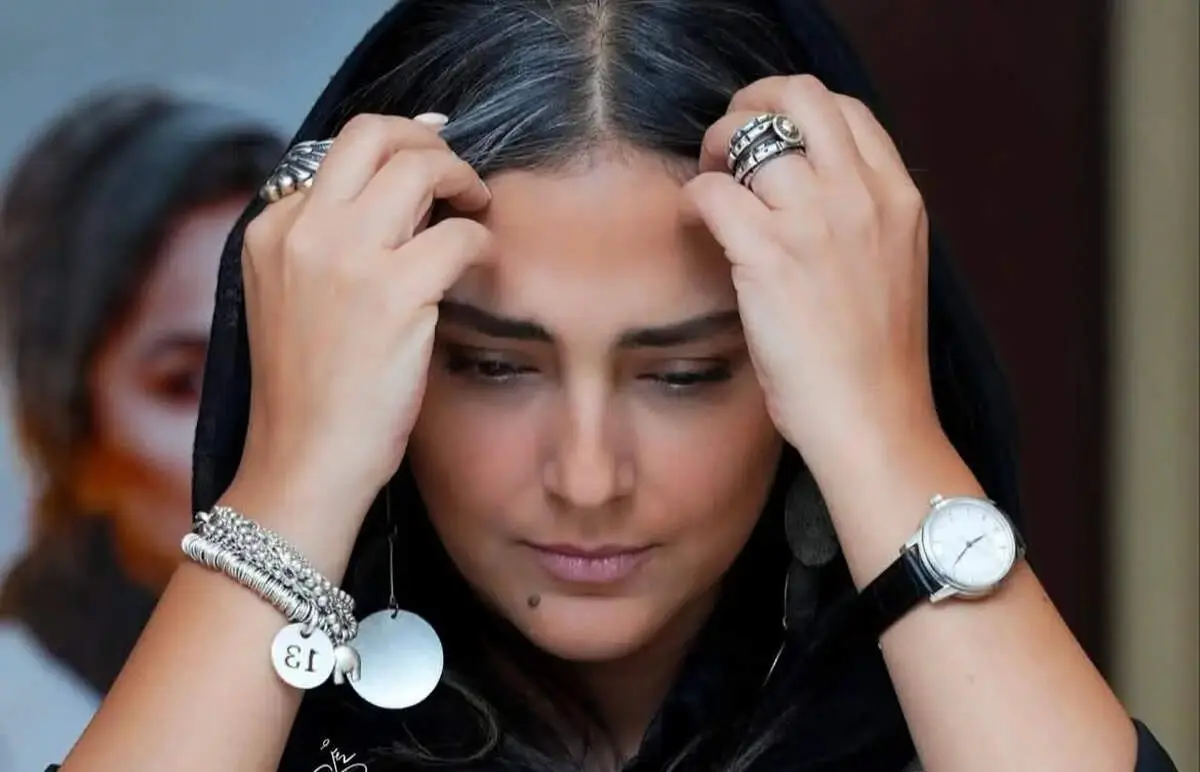 نگاهی به استایل هدی زین‌العابدین در «اسکورت»؛ ترکیب شومیز ساتن و شلوار واید